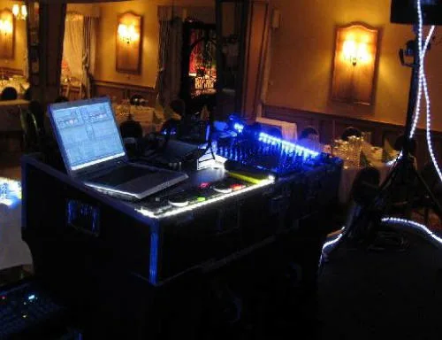 DJ-Case mit Laptop und Mischpult im Restaurant