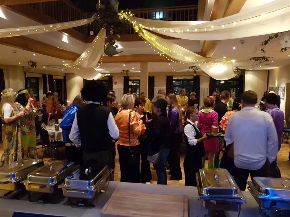 Kostümierte Gäste beim Empfang am Buffet