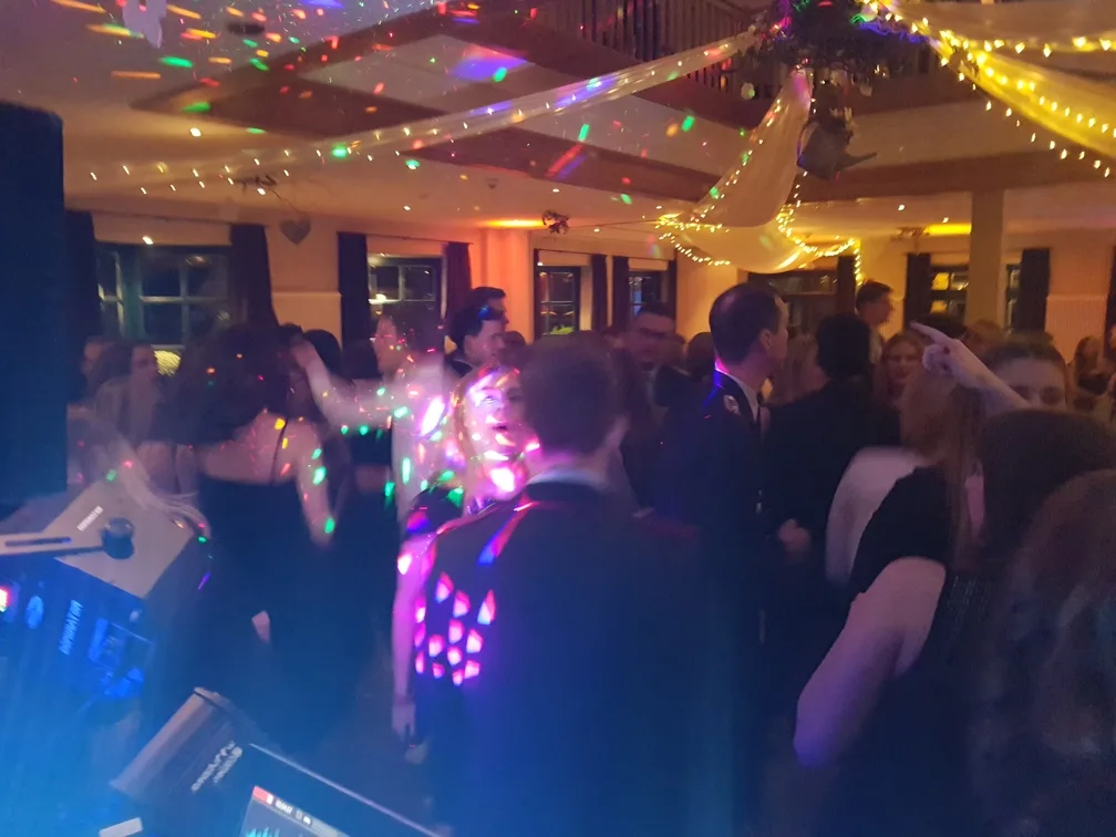Abiball-Gäste in festlicher Kleidung auf der Tanzfläche