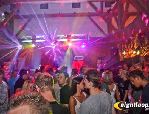 Volle Tanzfläche unter Traversen mit Lichttechnik