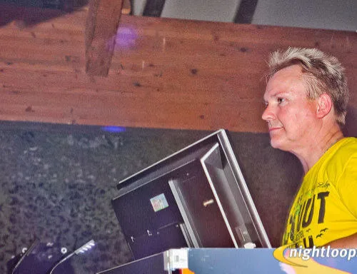 DJ Axel Schmiech am Laptop hinter dem DJ-Pult