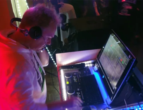 DJ Axel Schmiech mit Kopfhörer am Laptop