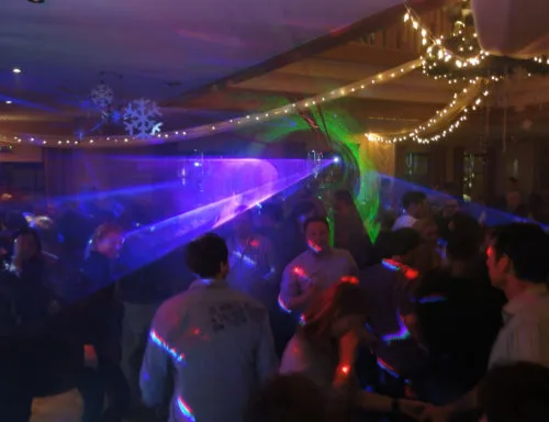 Blaue und grüne Laserstrahlen über der Tanzfläche