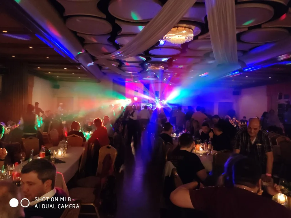 Blick durch den Ballsaal auf die beleuchtete Tanzfläche