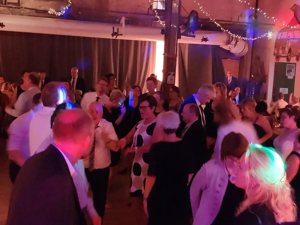 Tanzende Gäste in einer Halle mit Lichterketten