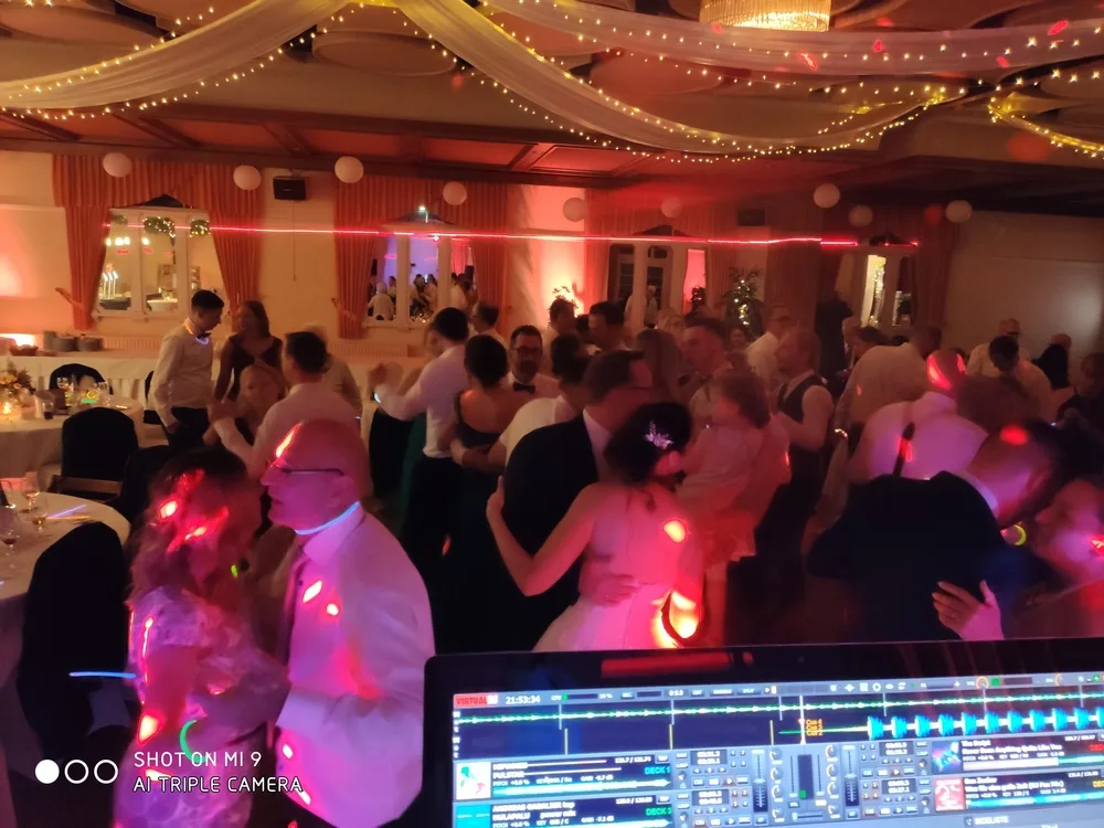 Brautpaar und Gäste beim Tanzen im festlichen Saal