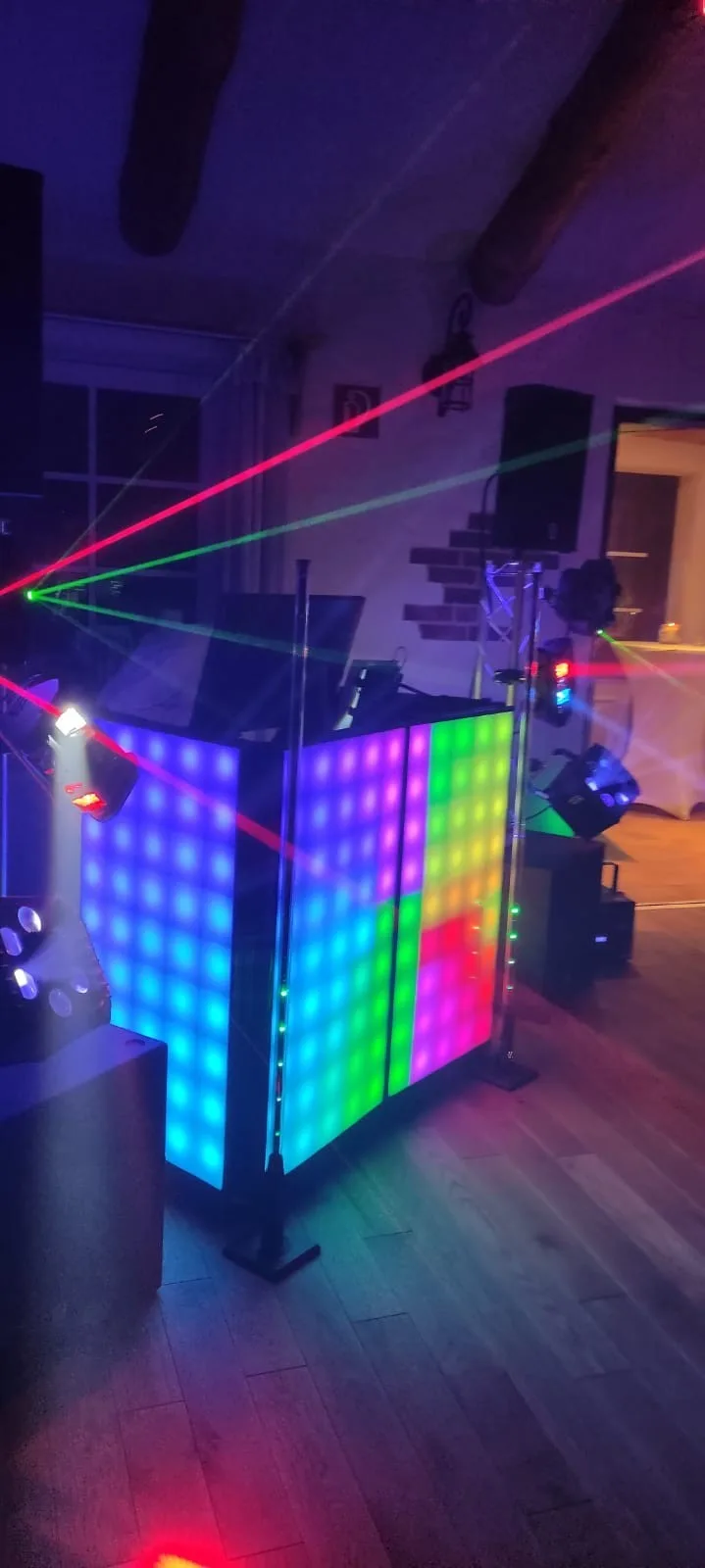 Laserstrahlen über dem DJ-Pult bei einer Veranstaltung